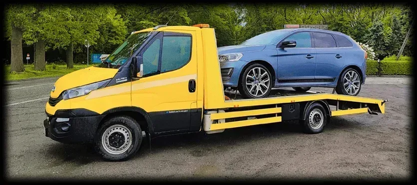 Transport samochodu lawetą